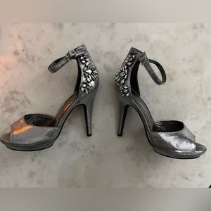Gianni Bini Silver Heels Size 6.5